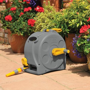 Hozelock Schlauchtrommel Compact Reel 2in1 mit 25m Schlauch, grau/gelb, mit Schlauchdüse.