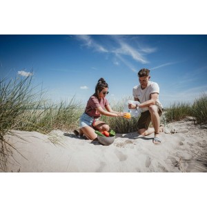 Camping: Faltbarer Enders Wasserkanister mit Ablasshahn, 15 l, in Nutzung am Strand.