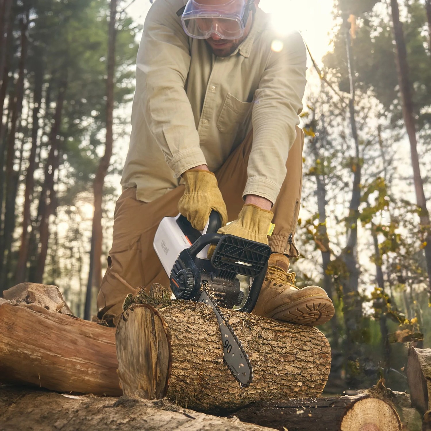 Mann sägt Holz mit Litheli Akku-Kettensäge U20. Die Kettensäge ist ohne Akku.