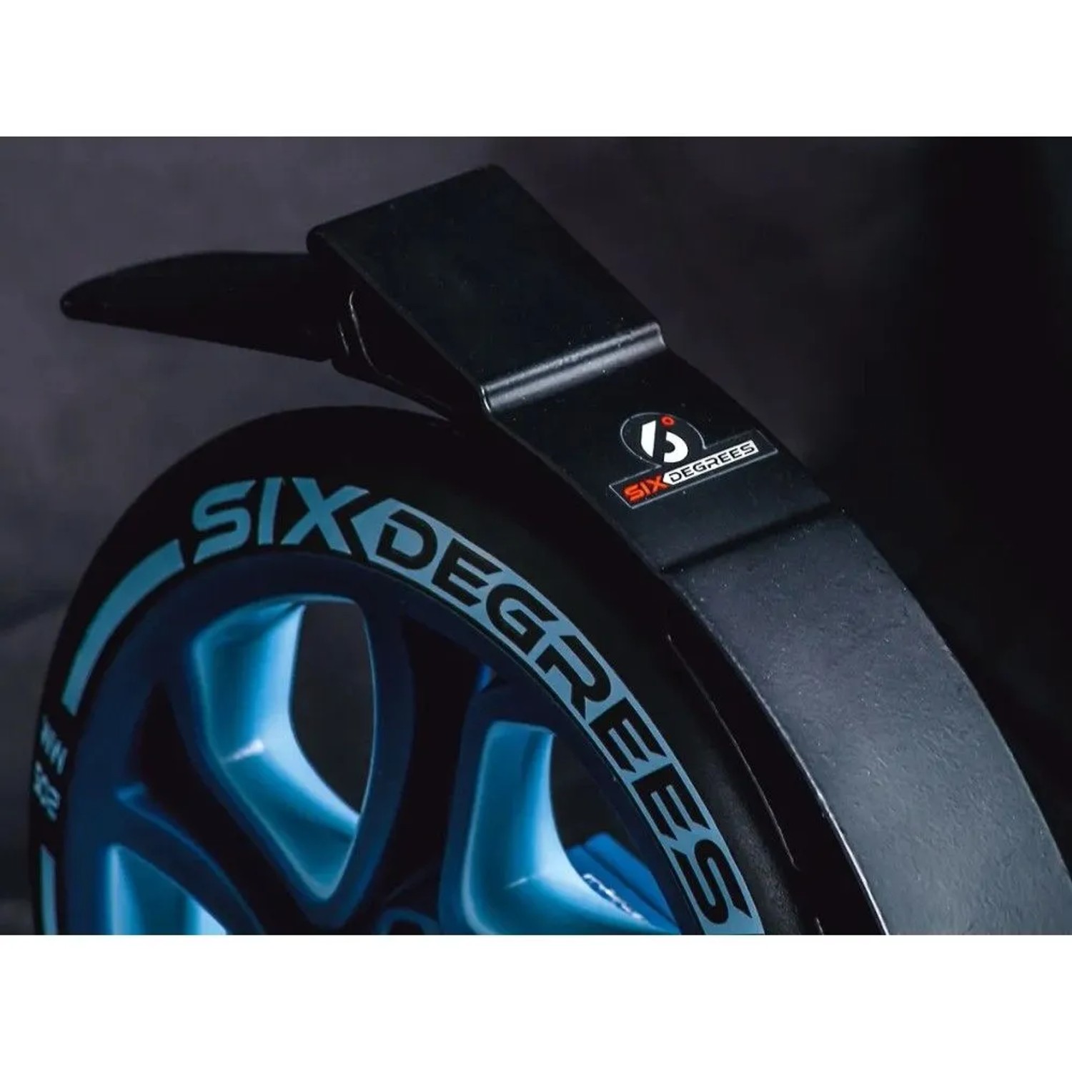 Blaues Hinterrad des Six Degrees Aluminium Scooters mit schwarzem Schutzblech und Bremse.