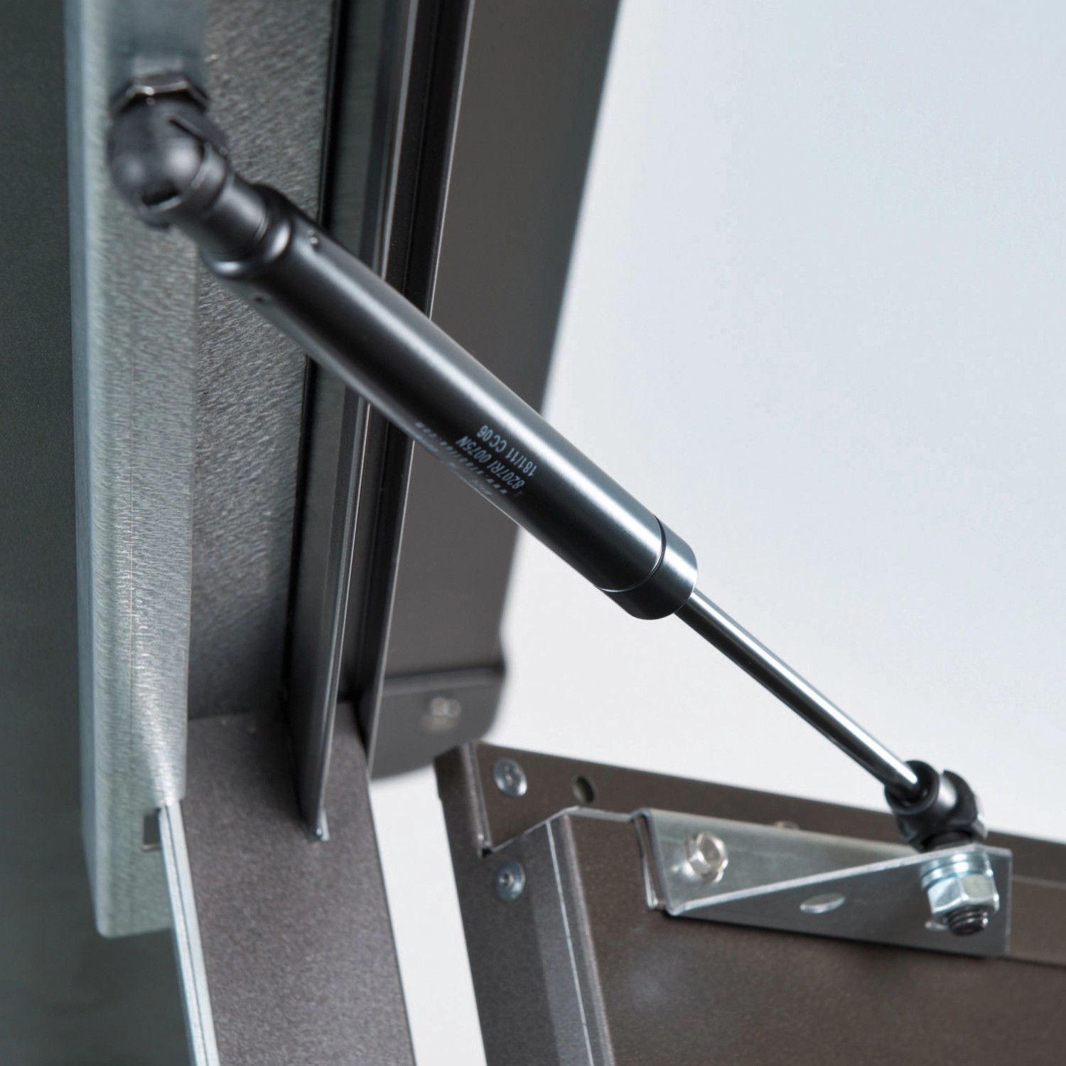 Detailaufnahme Gasdruckfeder der Doppeltür am Biohort Gerätehaus HighLine, Dunkelgrau-Metallic.