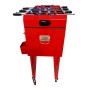 Roter Axi Kühlwagen mit Tischfußball, 65 l, mit Griff, Rädern und Flaschenöffner.