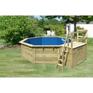 Karibu Holzpool X2 mit blauer Innenhülle und Leiter im Garten.