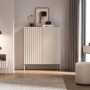 Selsey Highboard Derriva, Kaschmir, mit gerillten Fronten, zwei Türen und Metallbeinen in modernem Raum.