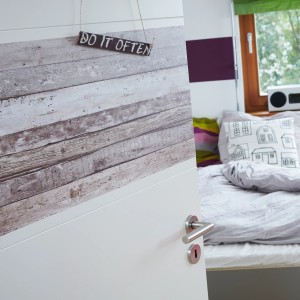 A.S. Creation Pop.up-Panel Bretter Braun als Wanddeko im Schlafzimmer.