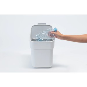 Weißer Curver Mülleimer (20 l) mit Hand, die eine Plastikflasche hineinwirft.