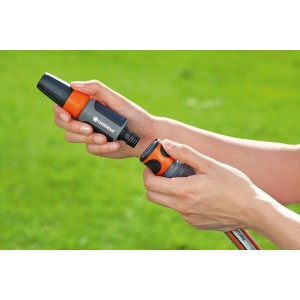 Gardena Wasserstop 19 mm (3/4) in Aktion: Schlauchanschluss für komfortable Gartenbewässerung.