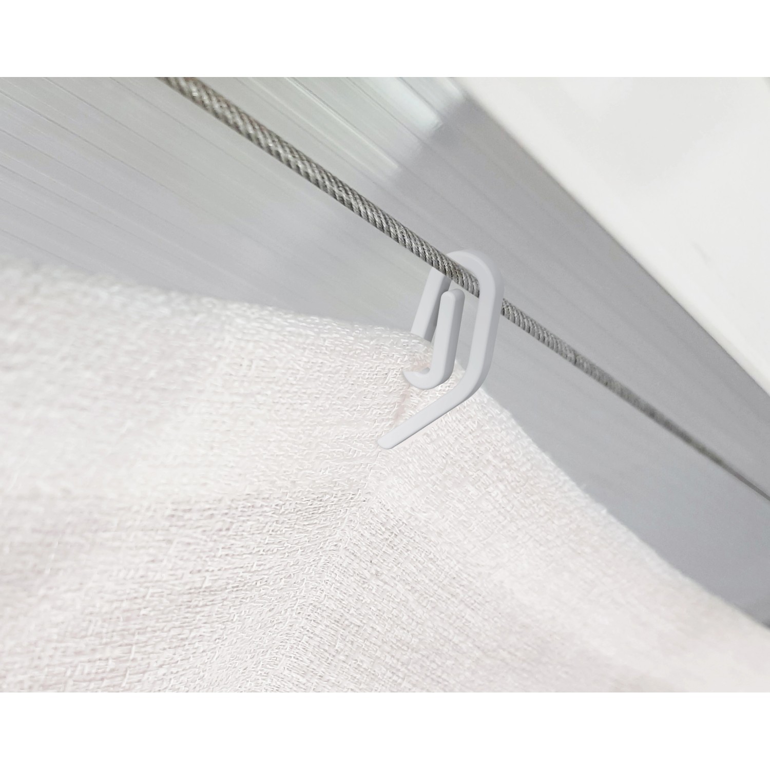 Detailaufnahme: Weißes Palram Sonnensegel für Terrassenüberdachung, Aufhängung mit Haken.