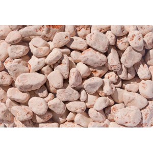 Nahaufnahme: Verona-Rot Marmor Zierkiesel, 25-40 mm, ideal für Garten- und Landschaftsbau.