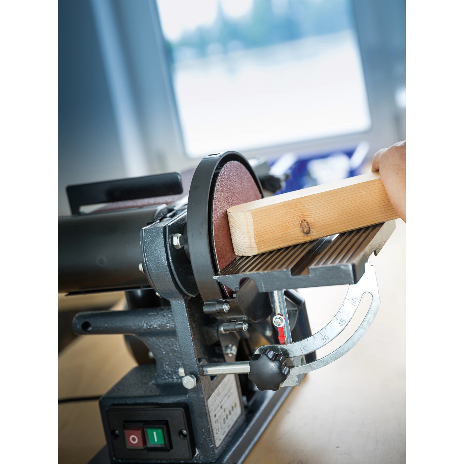 LUX Schleifauflage für Exzenterschleifer, Ø 125 mm, K40 im Einsatz mit Werkstück.