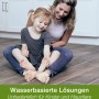 Mutter und Kind sitzen auf gereinigtem Laminatboden. Bona Stein-, Fliesen- und Laminatreiniger.