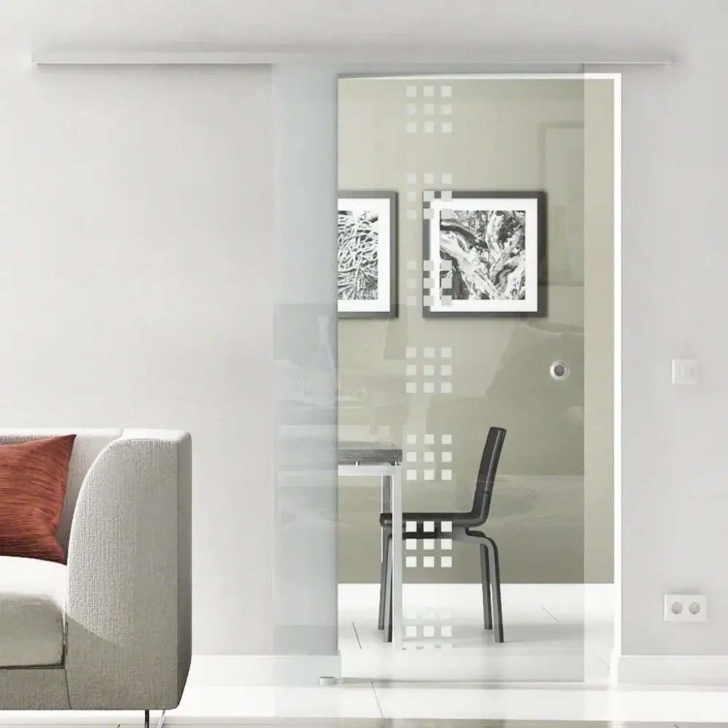 Moderne Glasschiebetür mit satiniertem Quadratmuster, Aluminium-Schiene und Griffmuschel in hellem Wohnraum.