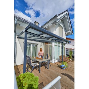 Anthrazit Terrassenüberdachung Bausatz (306x306cm) mit Polycarbonatplatten und montierter Sitzgruppe auf Terrasse.
