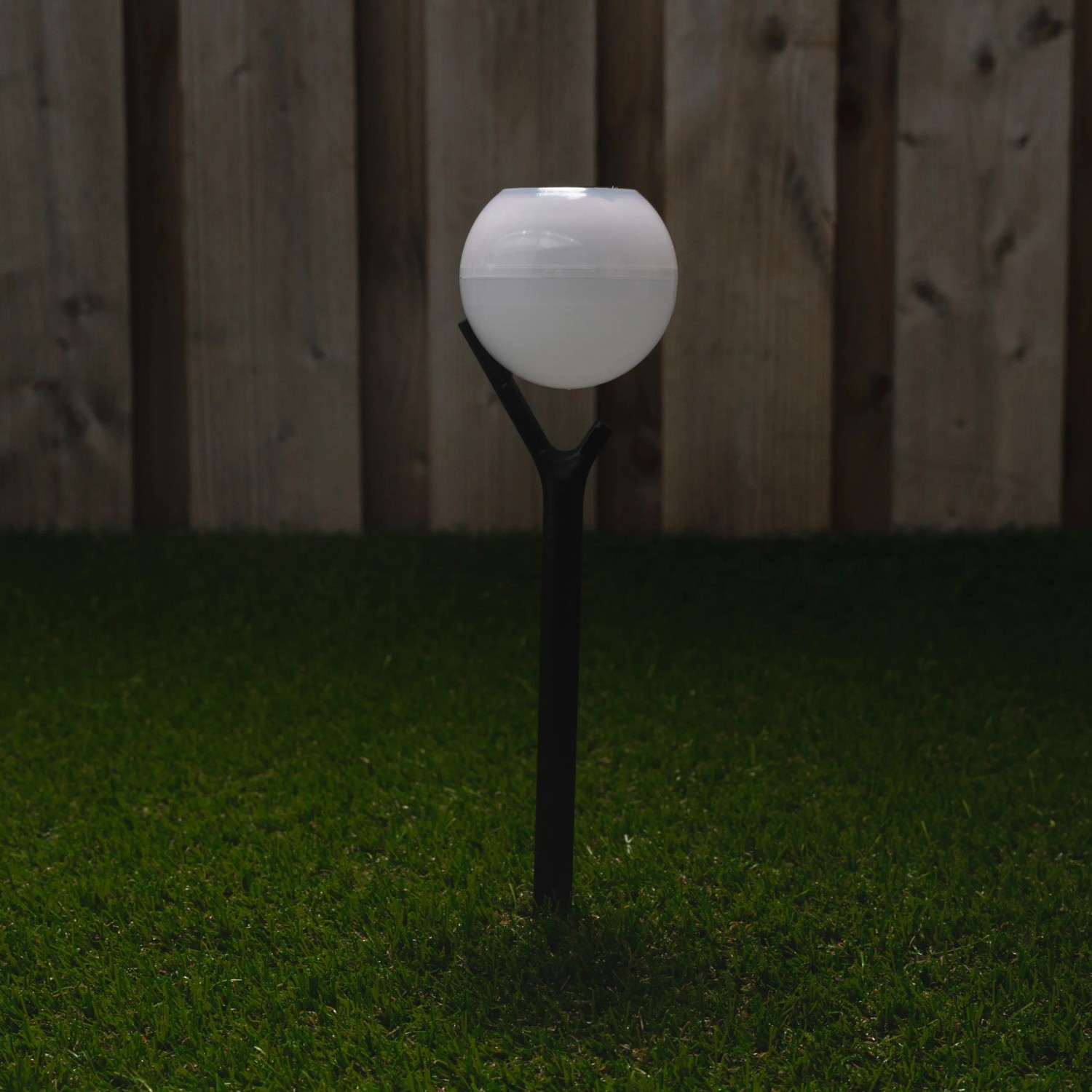 Weiße Solarleuchte Kaapstad mit Erdspieß im Garten. Dekorative Wegeleuchte mit Sensor.