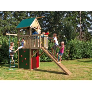 Kinder spielen mit dem Winnetoo Knotenseil an einem Spielturm im Garten.