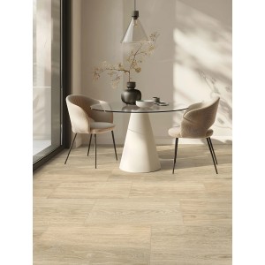 Helle Ceramiche Serra Bodenfliese Legno Naturale in Holzoptik, verlegt in einem Esszimmer.