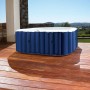 Mobiler, marineblauer Whirlpool SQUARE für 4 Personen auf Holzterrasse im Außenbereich.
