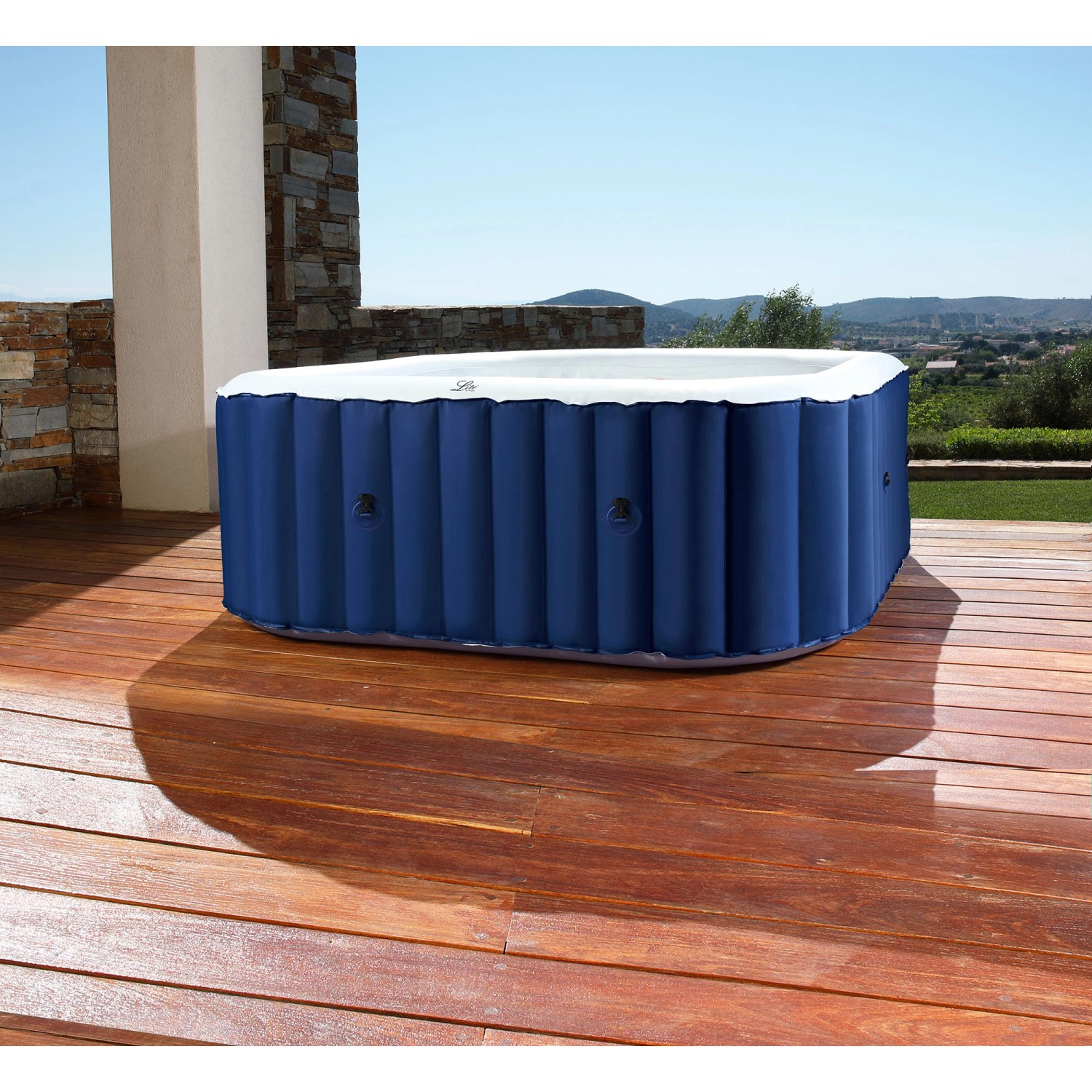 Mobiler, marineblauer Whirlpool SQUARE für 4 Personen auf Holzterrasse im Außenbereich.