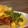 Blu Bio-Ananas-Minze im Topf, dekoriert mit Ananasstücken auf einem Teller.