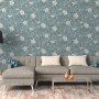 Beige-blaue Vliestapete mit Blumen- und Dschungelmotiv, leicht strukturiert, matt.