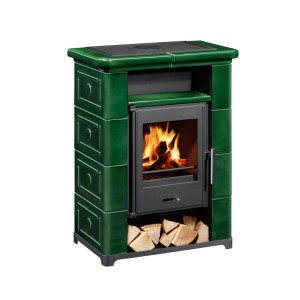 Grüner Wamsler Montafon Kaminofen (9 kW) mit Keramikverkleidung und Holzscheiten.
