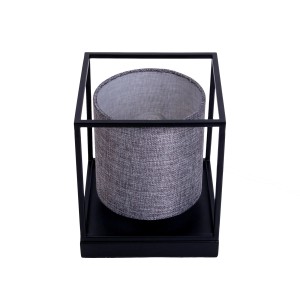 Graue Näve Tischleuchte Beta mit schwarzem Metallrahmen und Textilschirm.