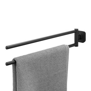 Schwarzer Tiger Carv Handtuchhalter mit zwei Armen und grauem Handtuch.