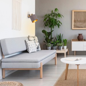 Näve Wandleuchte Maron, 1-flammig, grauer Schirm mit goldener Innenseite, im Wohnraum.