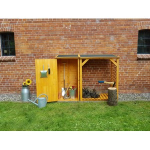 Kaminholzregal Speyer mit Geräteschrank in Honigbraun vor einer Backsteinwand. Holzregal mit Gartengeräte.