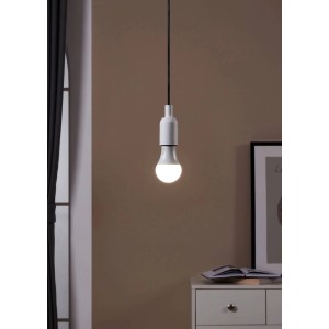Eglo E27 LED Leuchtmittel in Globeform, 11W, neutralweißes Licht, hängend im Raum.