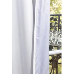 Weißer Moondream Wärmeschutzvorhang Cocoon mit Faltenband vor Fenster.