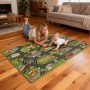 AIYAPLAY Spielmatte 160x100 cm mit Stadtplan-Design. Baby und Frau spielen auf der bunten Kunstfaser-Fußmatte.