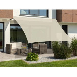 Quadratisches, naturfarbenes Schneider Sonnensegel Teneriffa (500x500 cm) über einer Sitzecke im Garten.