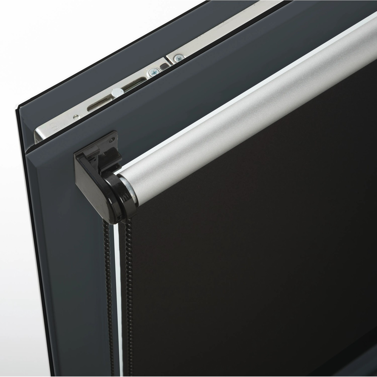 Gardinia EasyFix Thermo Rollo, 45x150 cm, Schwarz, mit Klemmträgern am Fenster befestigt.
