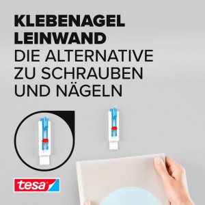 Tesa Klebenagel für Tapeten und Putz. Zwei Nägel an Wand, Hand hält Leinwand. Starke Halteleistung, ohne Bohren, verstellbar.