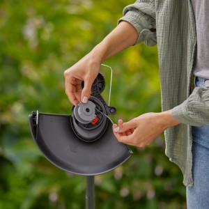 Gardena EasyTrim: Hand befestigt 1,6 mm Ersatzfadenspule am Rasentrimmer.