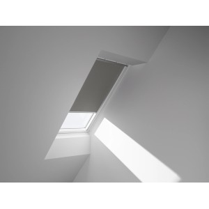 Graues Velux Verdunkelungsrollo manuell im Dachfenster für effektiven Sonnenschutz.