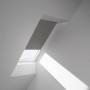 Graues Velux Verdunkelungsrollo manuell im Dachfenster für effektiven Sonnenschutz.