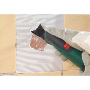 LUX Schaber 52mm für Multitool im Einsatz zum Entfernen von Fliesenkleber.