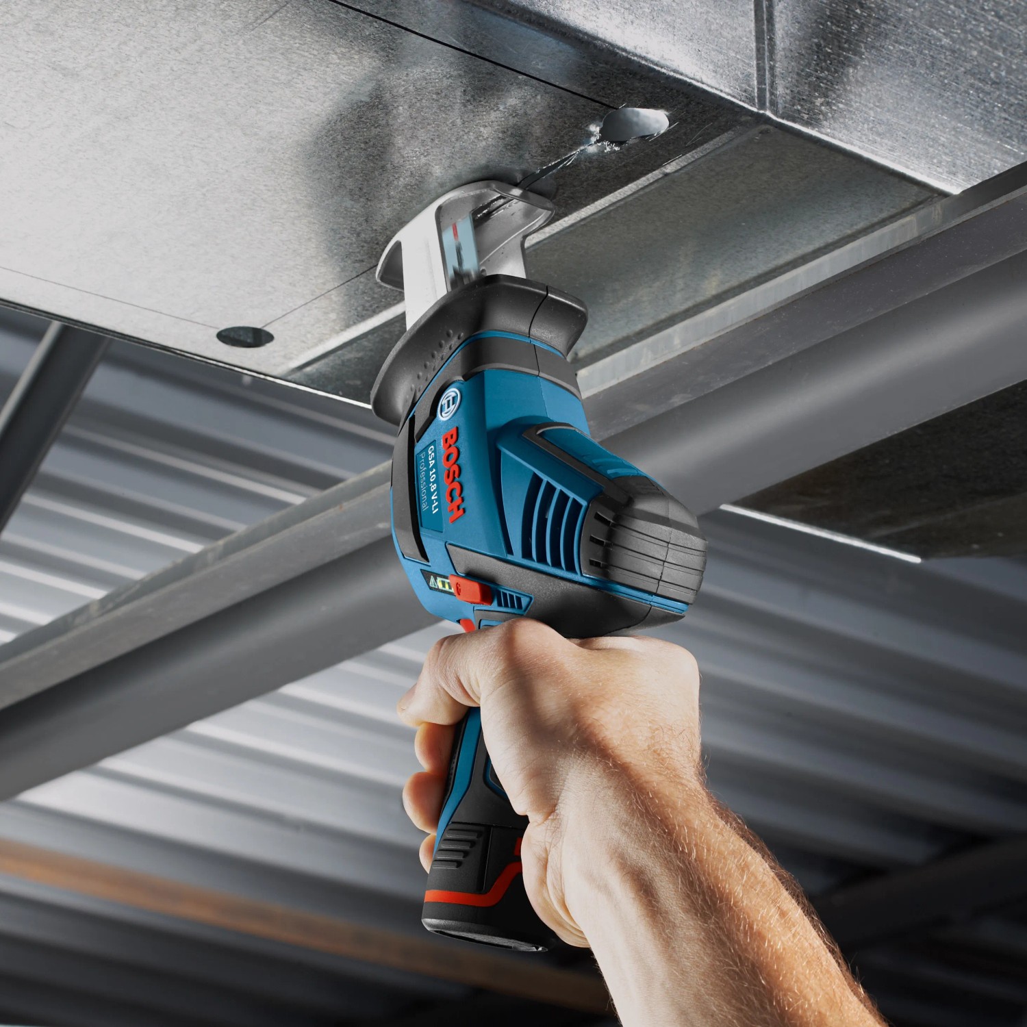 Bosch Professional Akku-Säbelsäge GSA 12 V-14 im Einsatz beim Sägen von Metall.