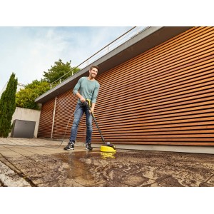 Mann reinigt Terrasse mit Kärcher Hochdruckreiniger K 5 Power Control Flex Home & Brush.