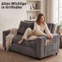 Dunkelgraues HOMCOM Schlafsofa aus geripptem Cordstoff. Eine Frau sitzt entspannt darauf und nutzt die praktische Seitentasche.