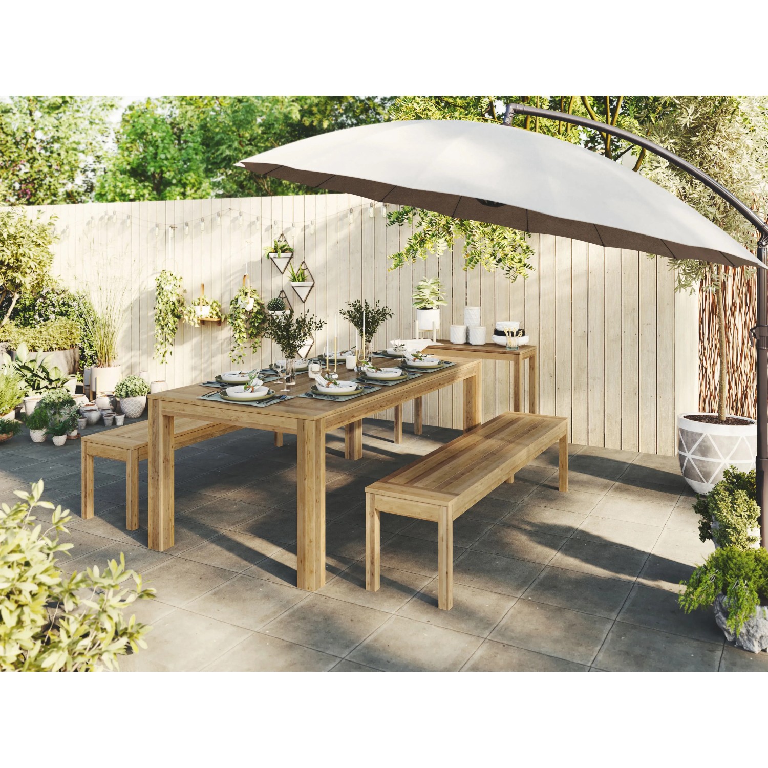 Rechteckiger Gartentisch Murrigal (100x40cm) mit Bänken und Sonnenschirm im Garten.