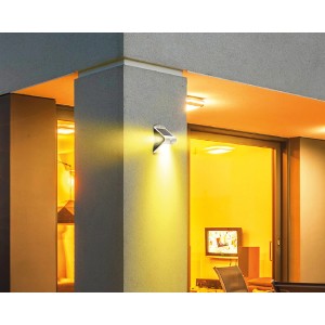 Moderne LED Solar-Wandleuchte Butterfly, 220lm, mit Bewegungssensor, an Hauswand.