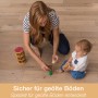 Frau und Kind spielen auf geöltem Holzboden, gereinigt mit Bona Reiniger. Reinigungsmittel für geölte Böden.