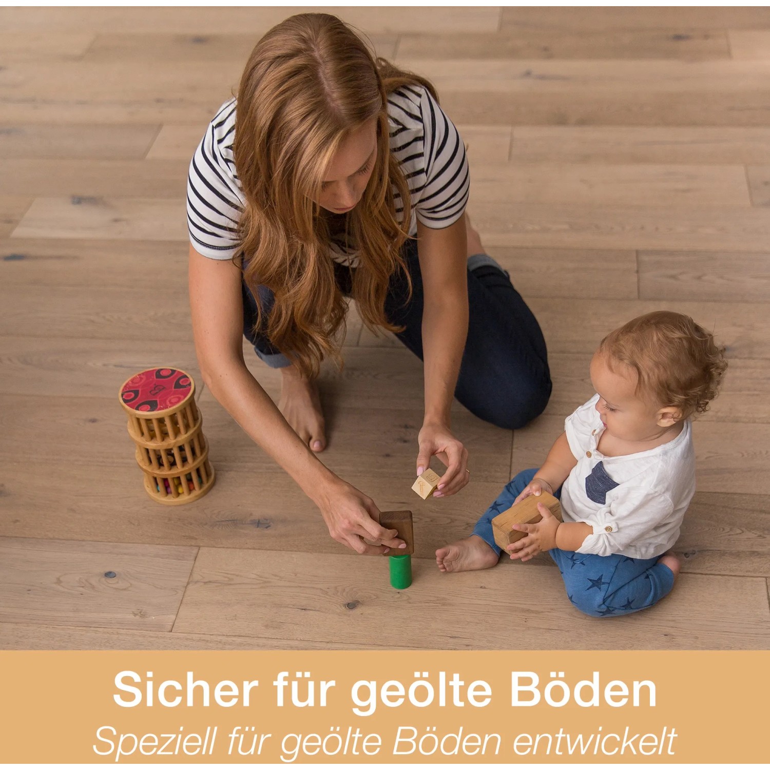 Frau und Kind spielen auf geöltem Holzboden, gereinigt mit Bona Reiniger. Reinigungsmittel für geölte Böden.