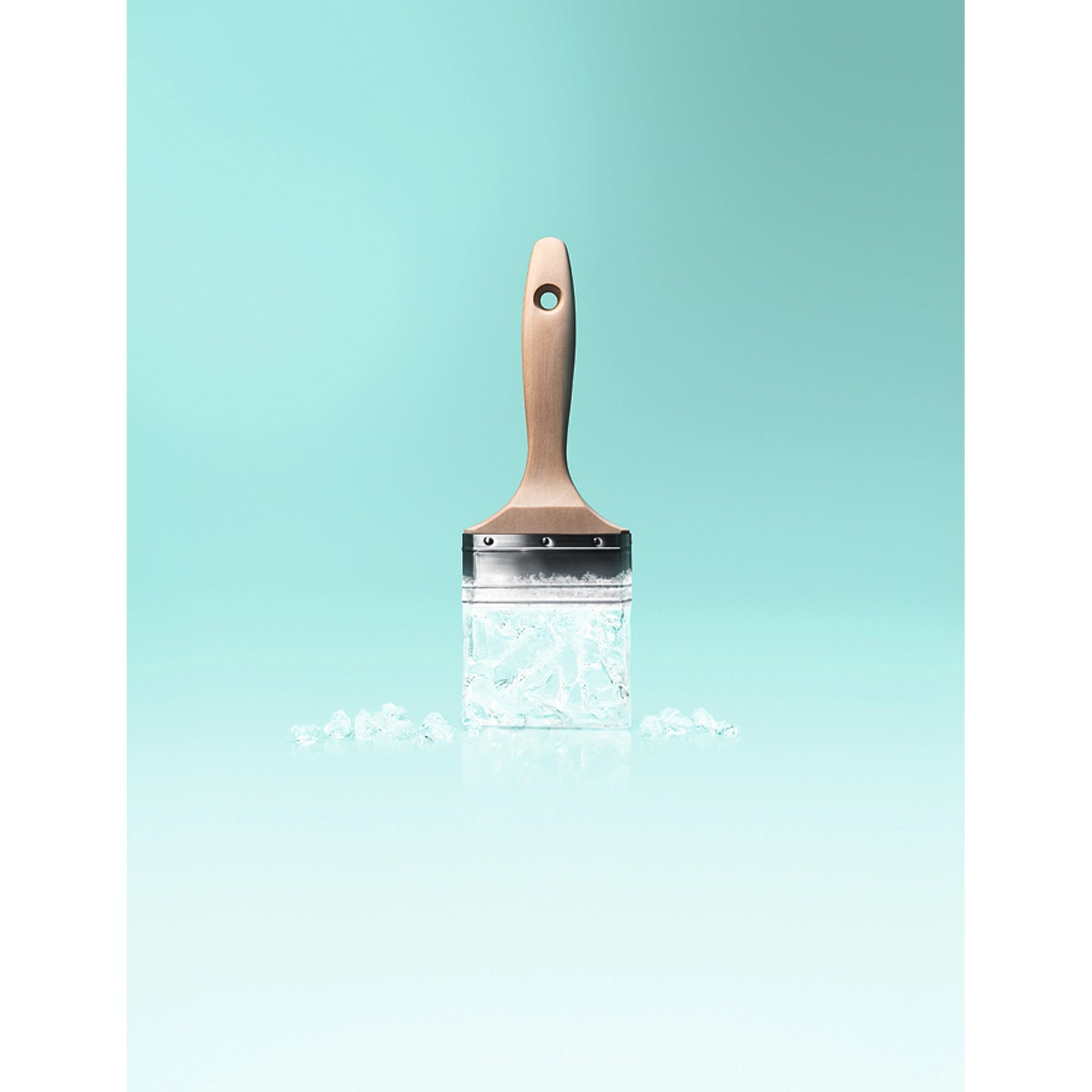 Pinsel mit "Frozen" Farbeffekt vor passendem Hintergrund. Schöner Wohnen Trendfarbe.