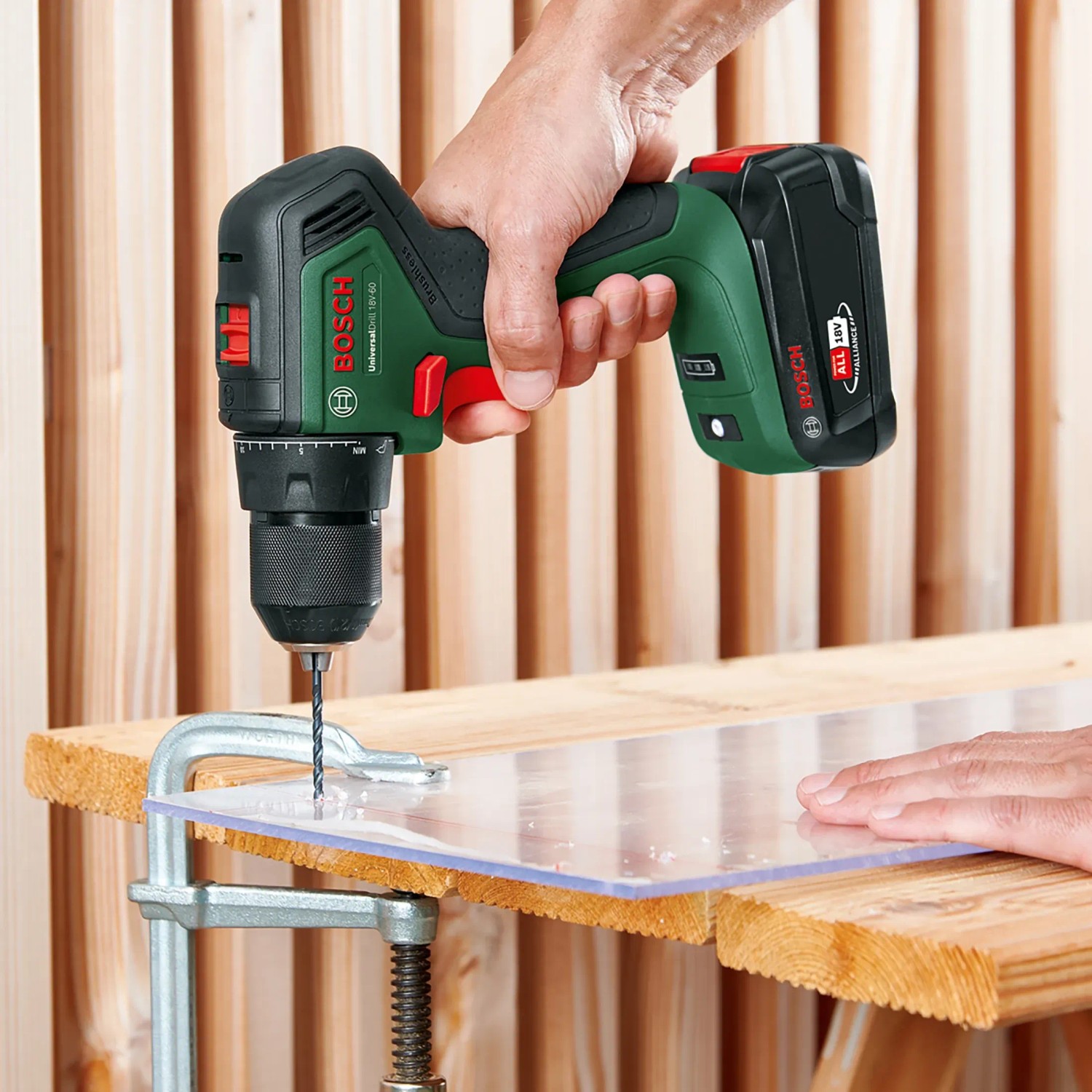 Bosch Akku-Bohrschrauber UniversalDrill 18V-60 beim Bohren in Kunststoffplatte.