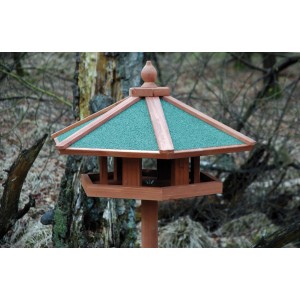 Sechseckiges Vogelhaus aus Nadelholz mit Ständer und grünem Bitumendach.