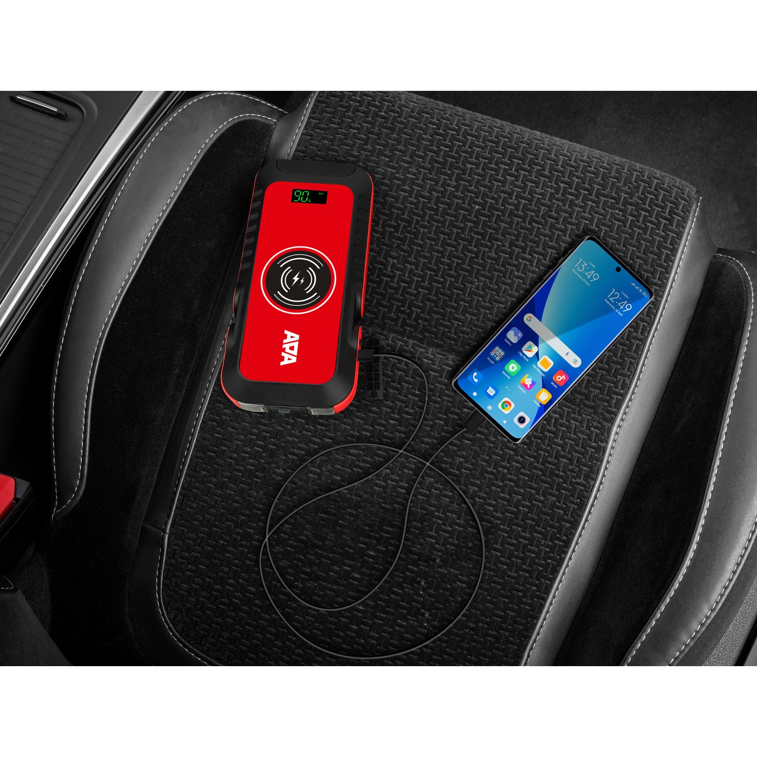 Rotes Apa Schnellstartsystem Lithium Powerpack 16.000 mAh beim Aufladen eines Smartphones.